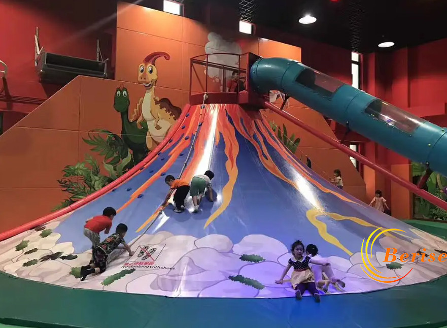 火山攀岩滑梯-8