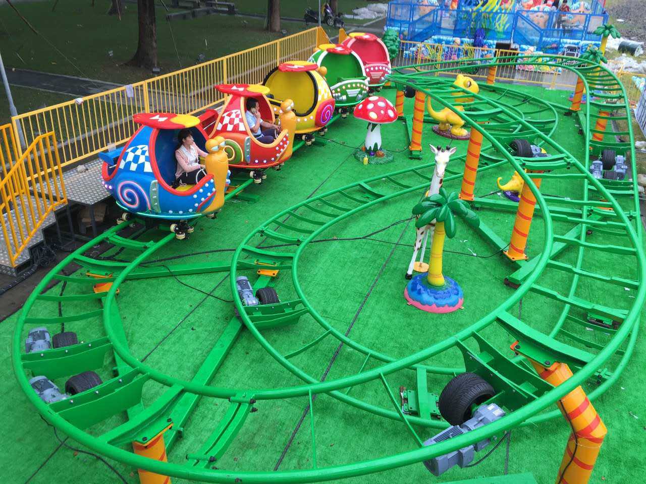 Snail Spinning Roller Coaster